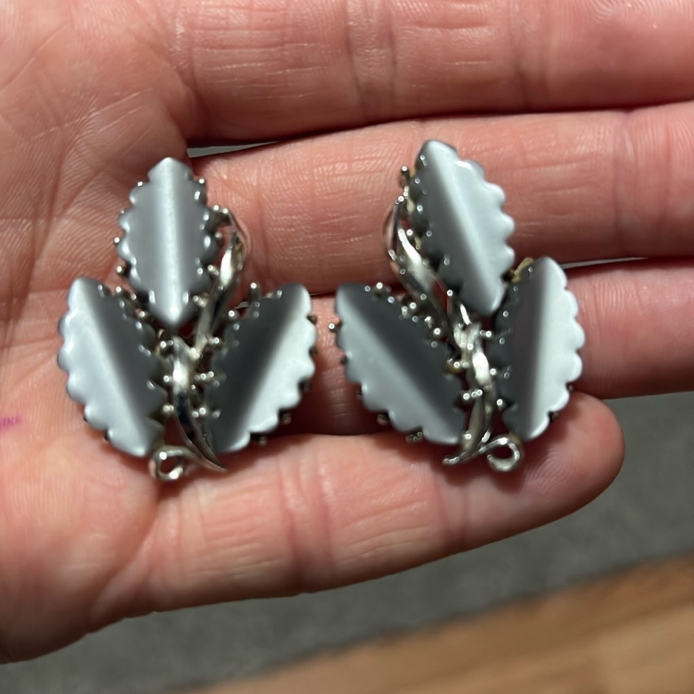 VINTAGE TWO-TONE GRAY LUCITE OAK LEAVE SILVER-TONE CLIP-ON 1.5" EARRINGS